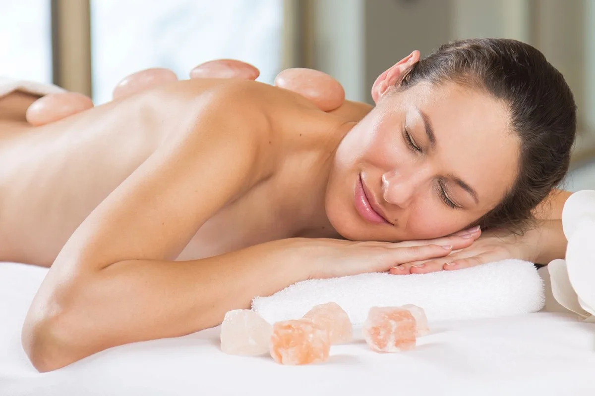 Massage pierres de sel chaudes de l'Himalaya